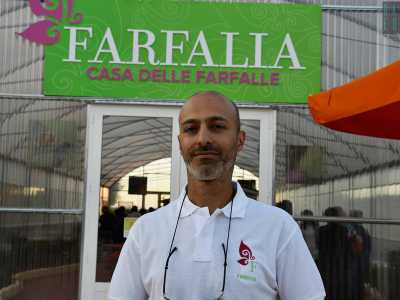 Il 37enne entomologo  Enrico Altini, presidente di Polyxena, associazione che fa parte di Farfalia, davanti all'entrata della "casa", che appare come una normale serra